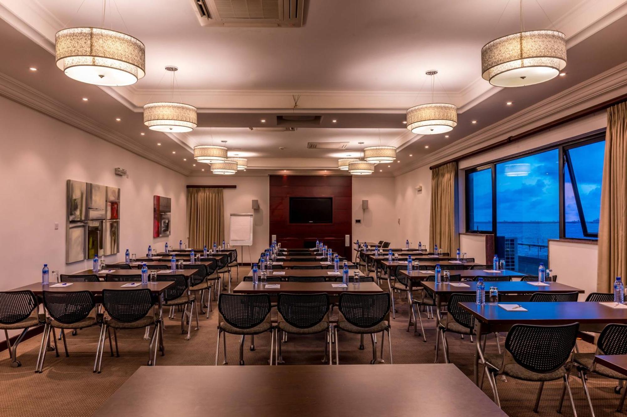 Protea Hotel By Marriott Lagos Kuramo Waters Exterior foto