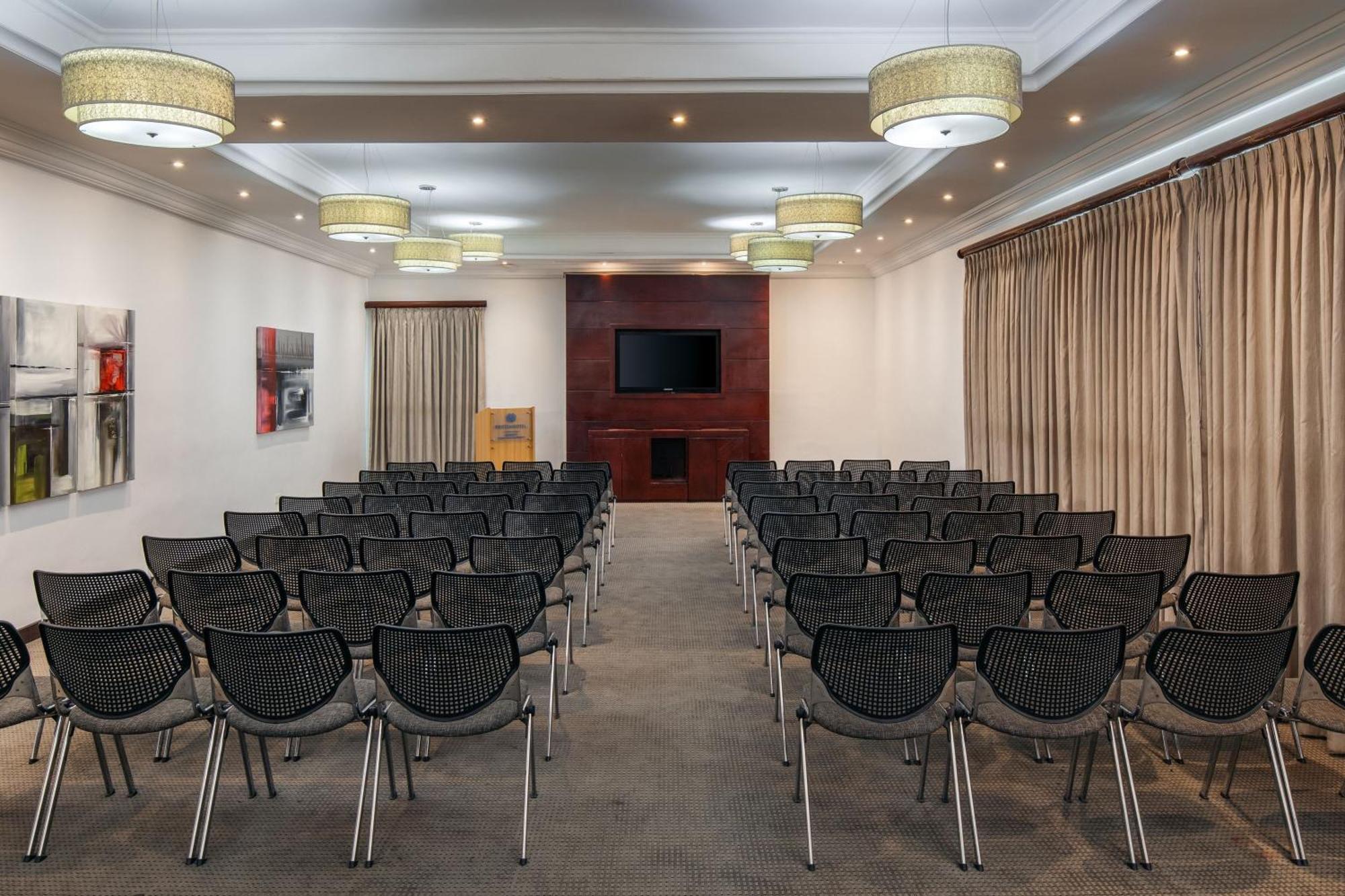 Protea Hotel By Marriott Lagos Kuramo Waters Exterior foto